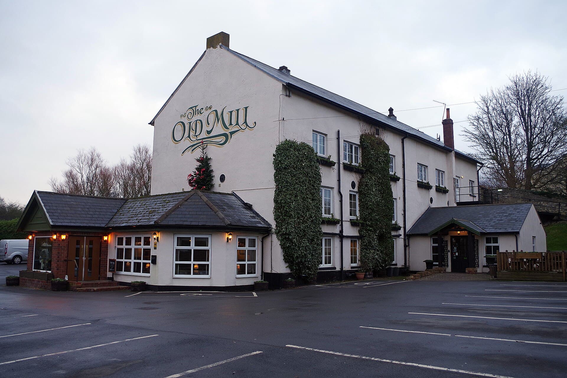 The Old Mill Hotel (via Wikimedia Commons, CC BY-SA 2.0)