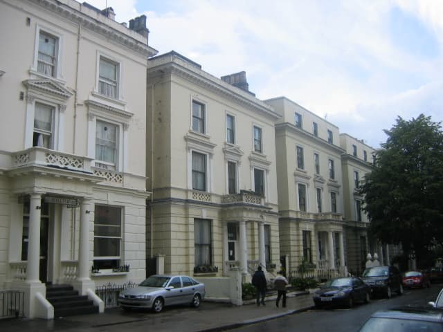 Abbey Court Hotel (via Wikimedia Commons, CC BY-SA 2.5)