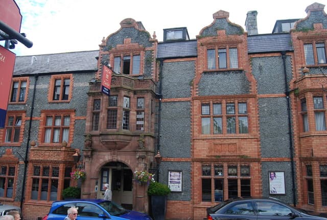 Castle Hotel (via Wikimedia Commons, CC BY-SA 2.0)