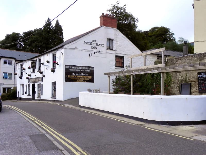 The White Hart Inn (via Wikimedia Commons, CC BY-SA 2.0)