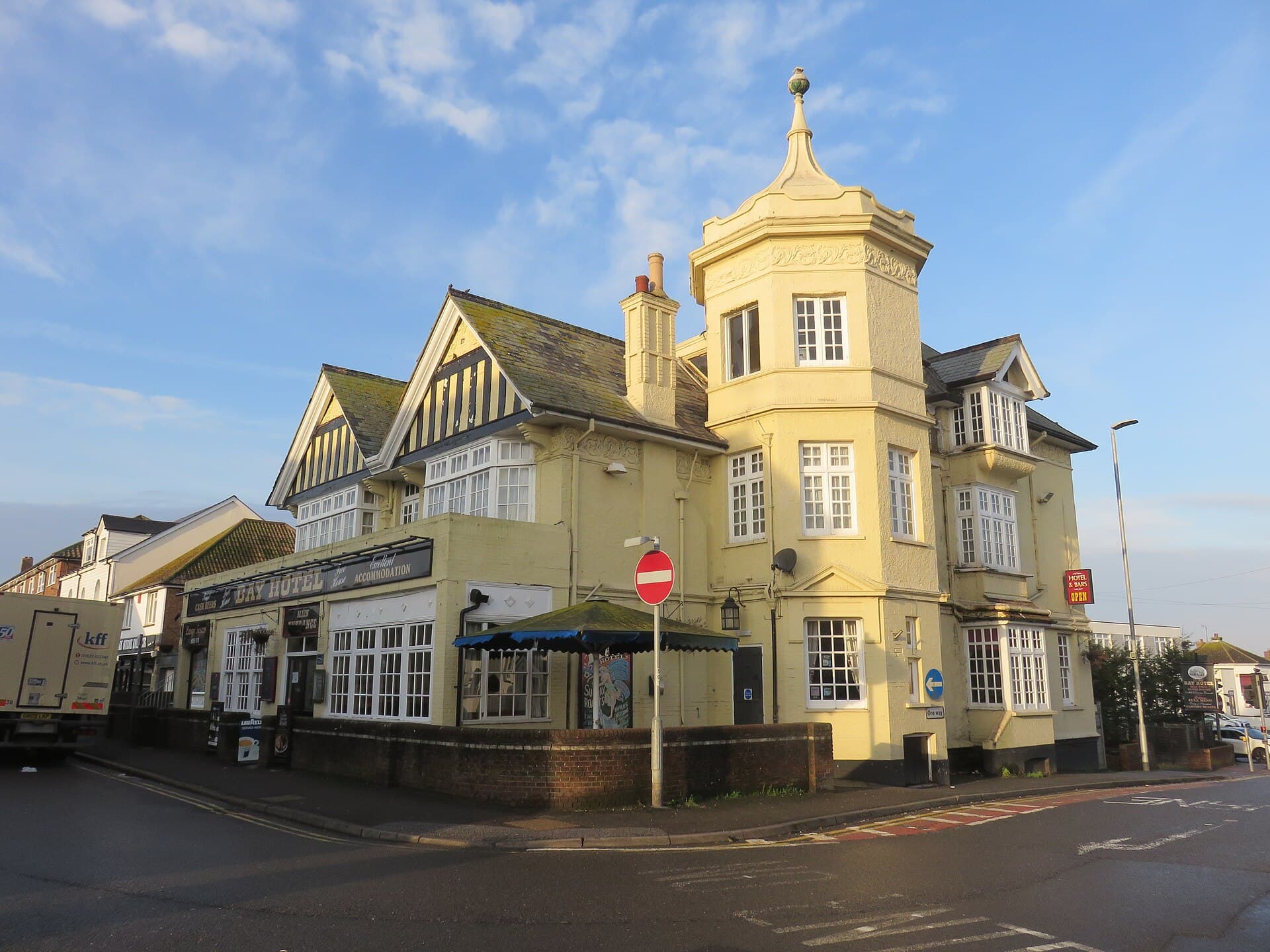 Bay Hotel (via Wikimedia Commons, CC BY-SA 2.0)