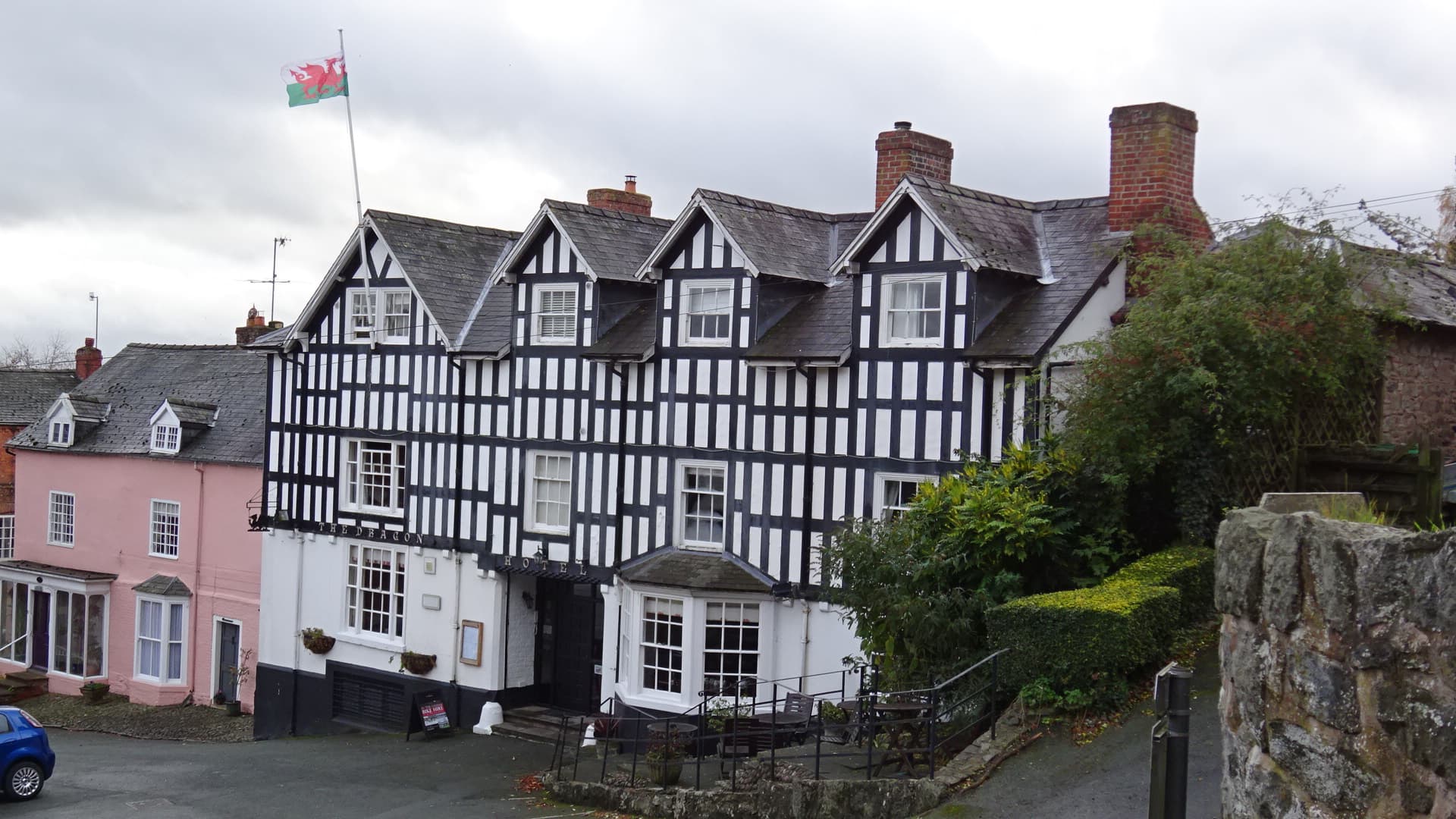 The Dragon Hotel (via Wikimedia Commons, CC BY-SA 4.0)