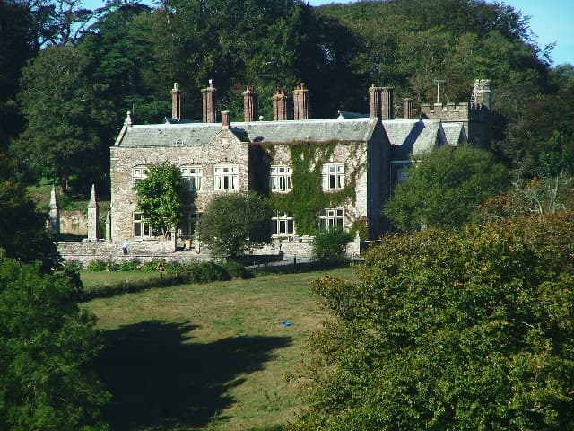 Langdon Court Manor (via Wikimedia Commons, CC BY-SA 2.0)