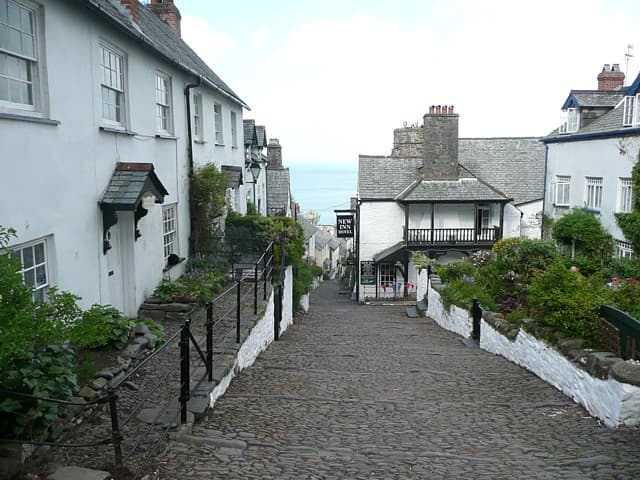 New Inn Hotel (via Wikimedia Commons, CC BY-SA 2.0)