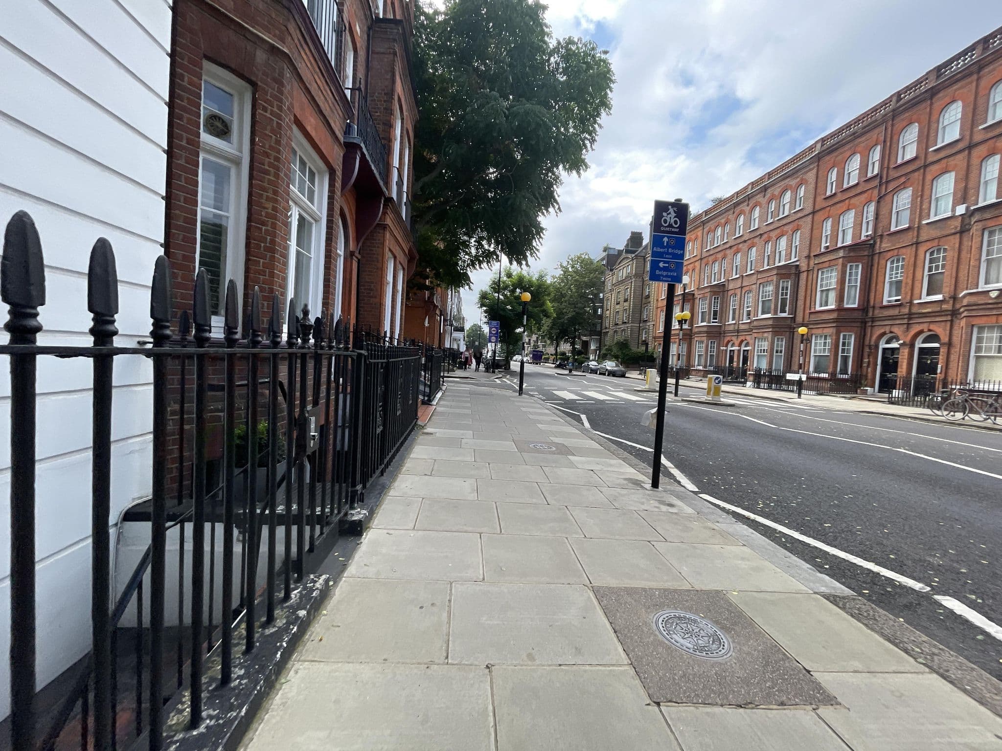 Street view near Oakley Hotel, Chelsea — © asturksever (CC BY-SA · Mapillary)
