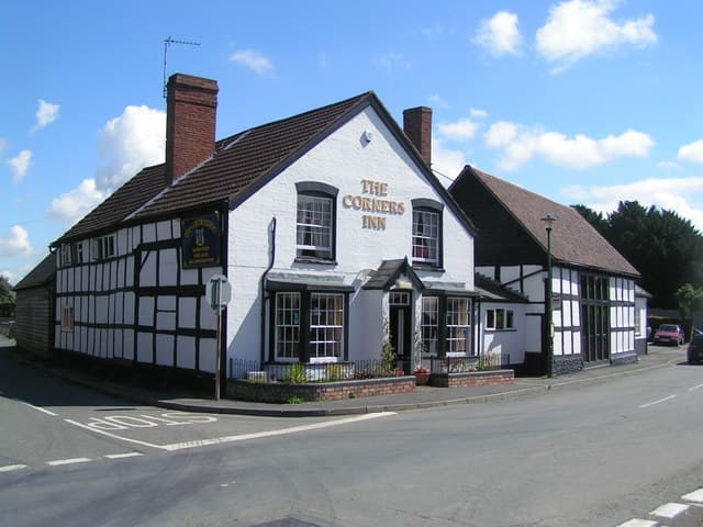 The Corners Inn (via Wikimedia Commons, CC BY-SA 2.0)