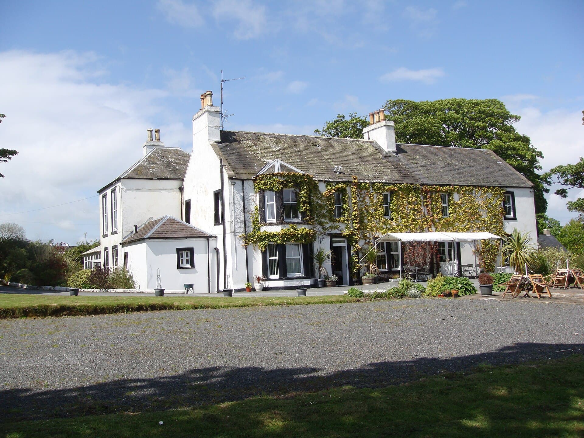 Torrs Warren Country House Bed & Breakfast (via Wikimedia Commons, CC BY-SA 2.0)