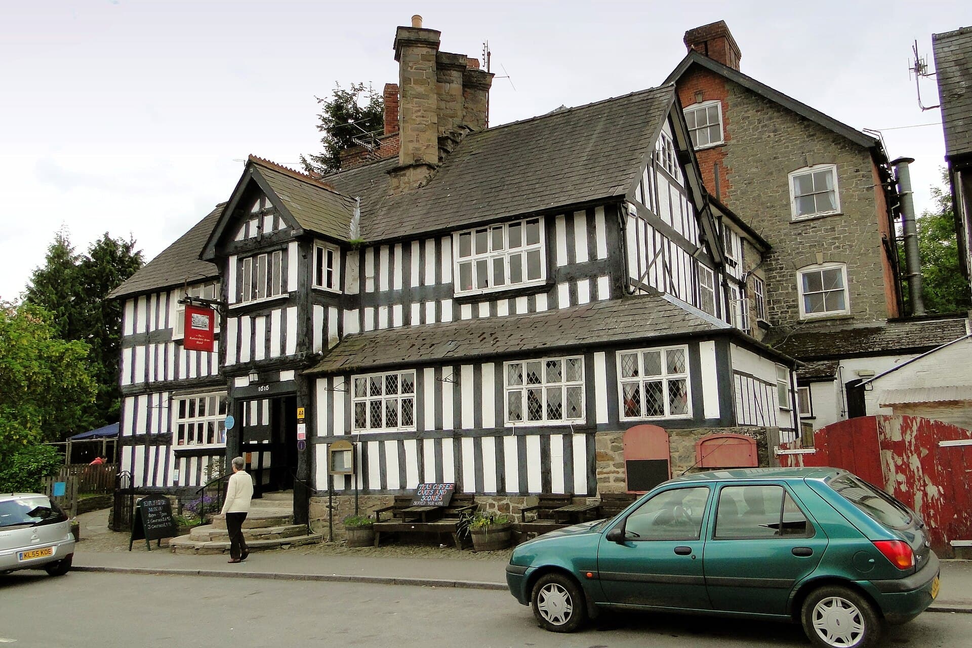 Radnorshire Arms Hotel (via Wikimedia Commons, CC BY-SA 2.0)