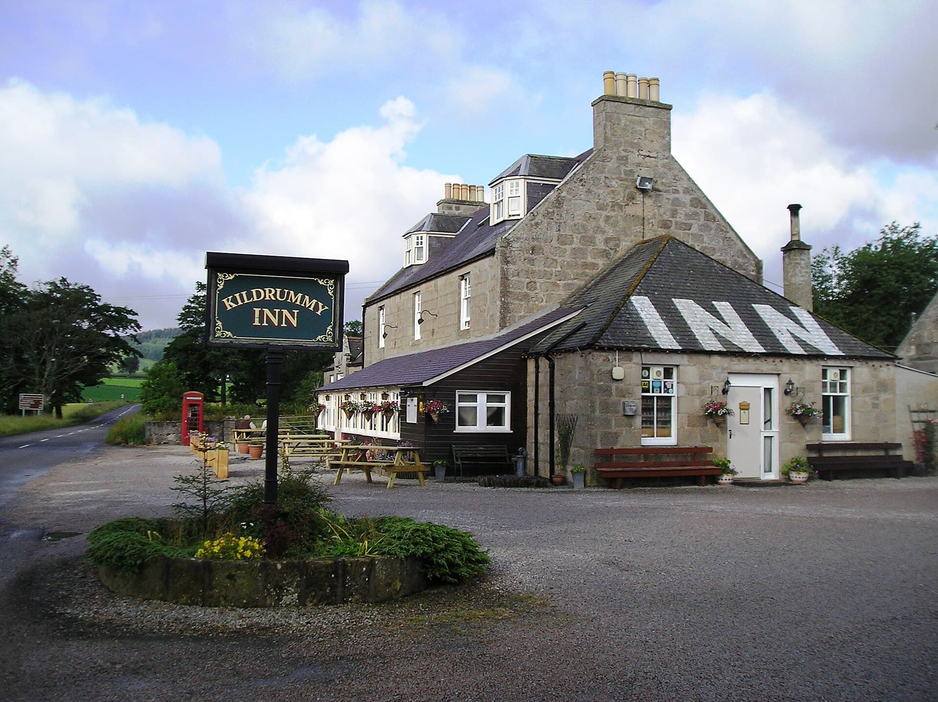 Kildrummy Inn (via Wikimedia Commons, CC BY-SA 2.0)