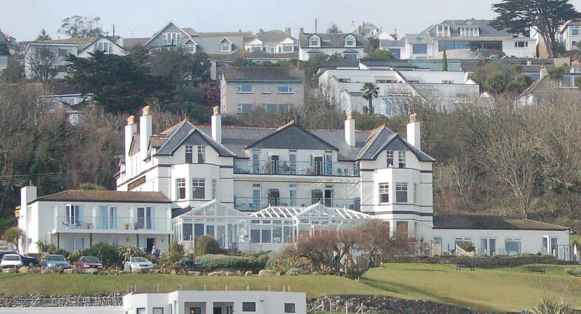 Carbis Bay Hotel (via Wikimedia Commons, CC BY 3.0)