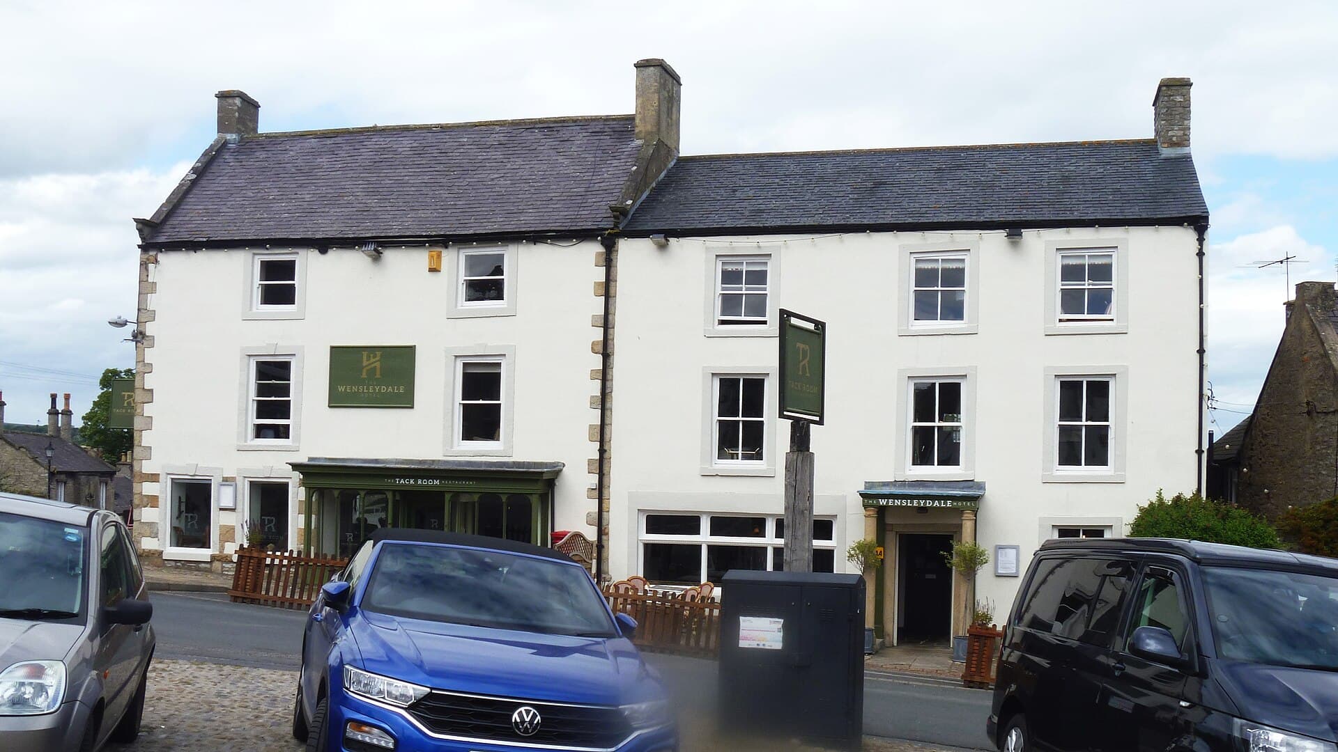 The Wensleydale Hotel (via Wikimedia Commons, CC BY-SA 2.0)