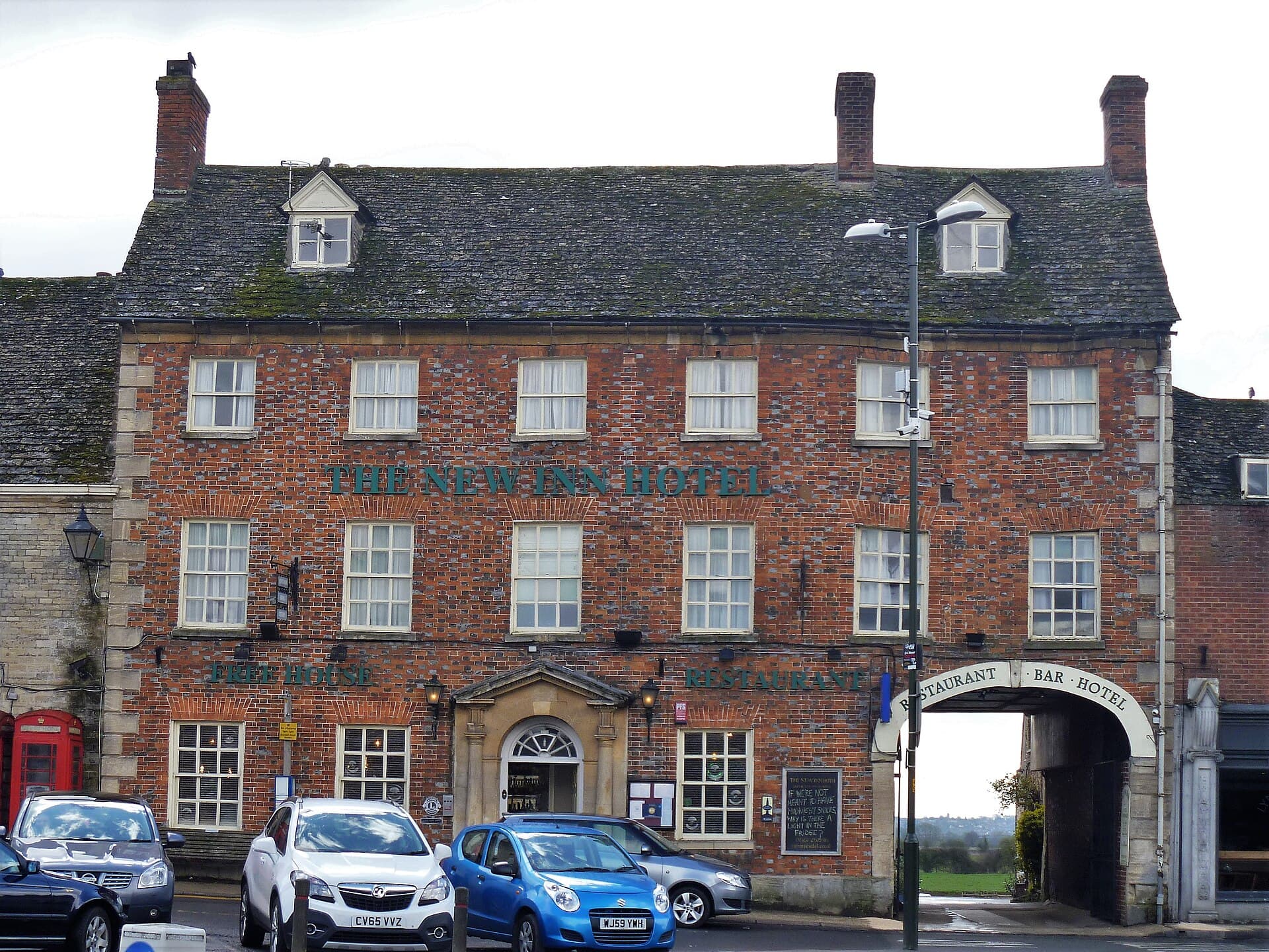The New Inn Hotel (via Wikimedia Commons, CC BY-SA 2.0)