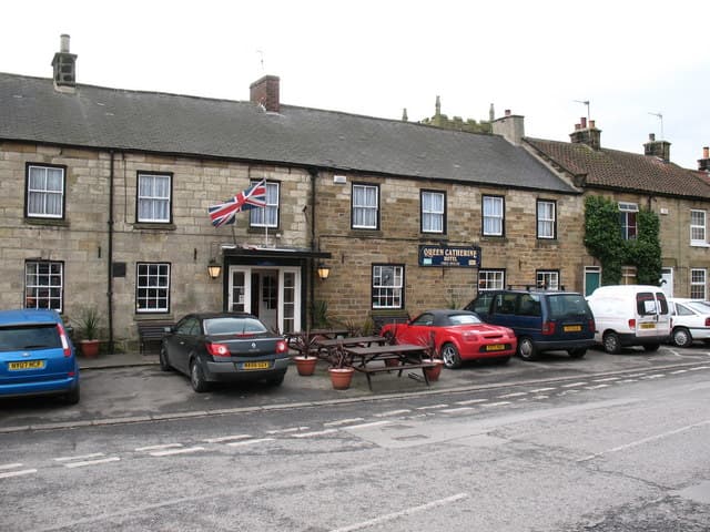 Queen Catherine Hotel (via Wikimedia Commons, CC BY-SA 2.0)