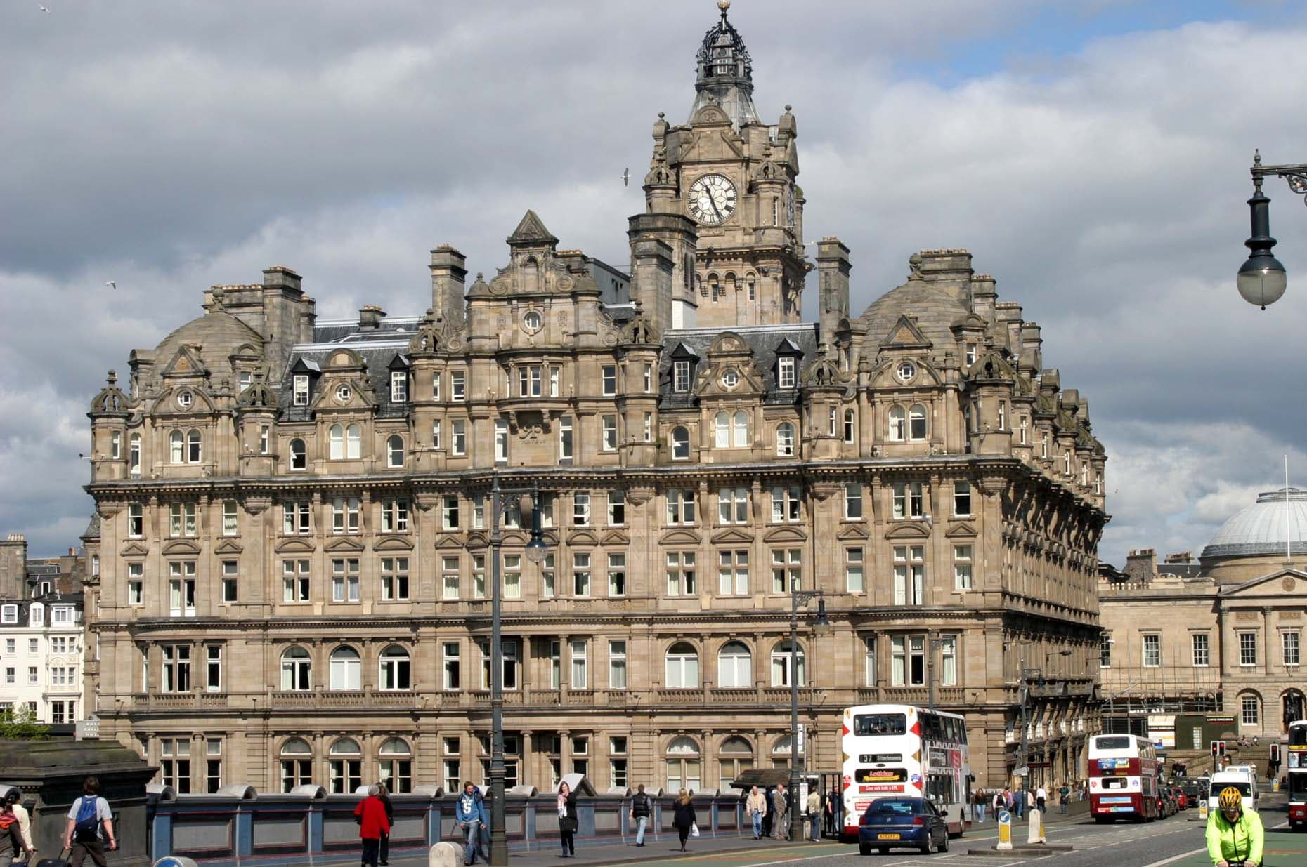 Balmoral Hotel (via Wikimedia Commons, CC BY-SA 4.0)