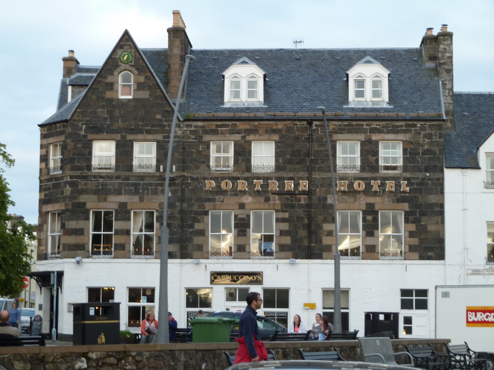 Portree Hotel (via Wikimedia Commons, CC BY 3.0)