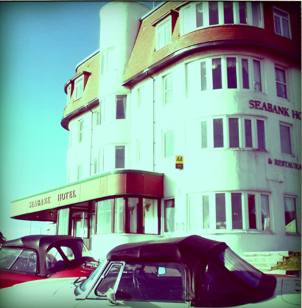 Seabank Hotel (via Wikimedia Commons, CC BY 2.0)