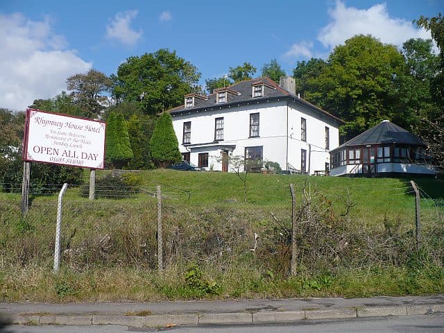The Rhymney House Hotel (via Wikimedia Commons, CC BY-SA 2.0)