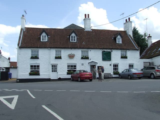 The Crown Hotel (via Wikimedia Commons, CC BY-SA 2.0)