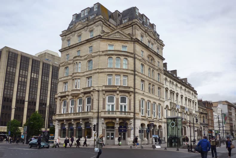 The Royal Hotel (via Wikimedia Commons, CC BY-SA 3.0)