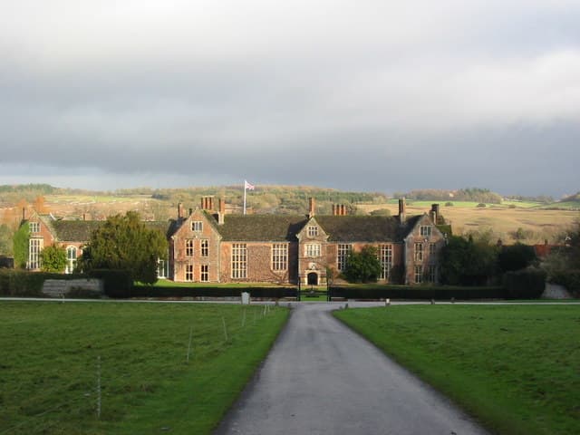 Littlecote House Hotel (via Wikimedia Commons, CC BY-SA 2.0)