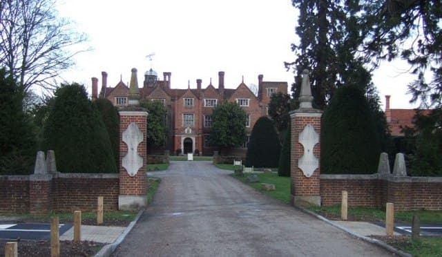 Great Fosters (via Wikimedia Commons, CC BY-SA 2.0)