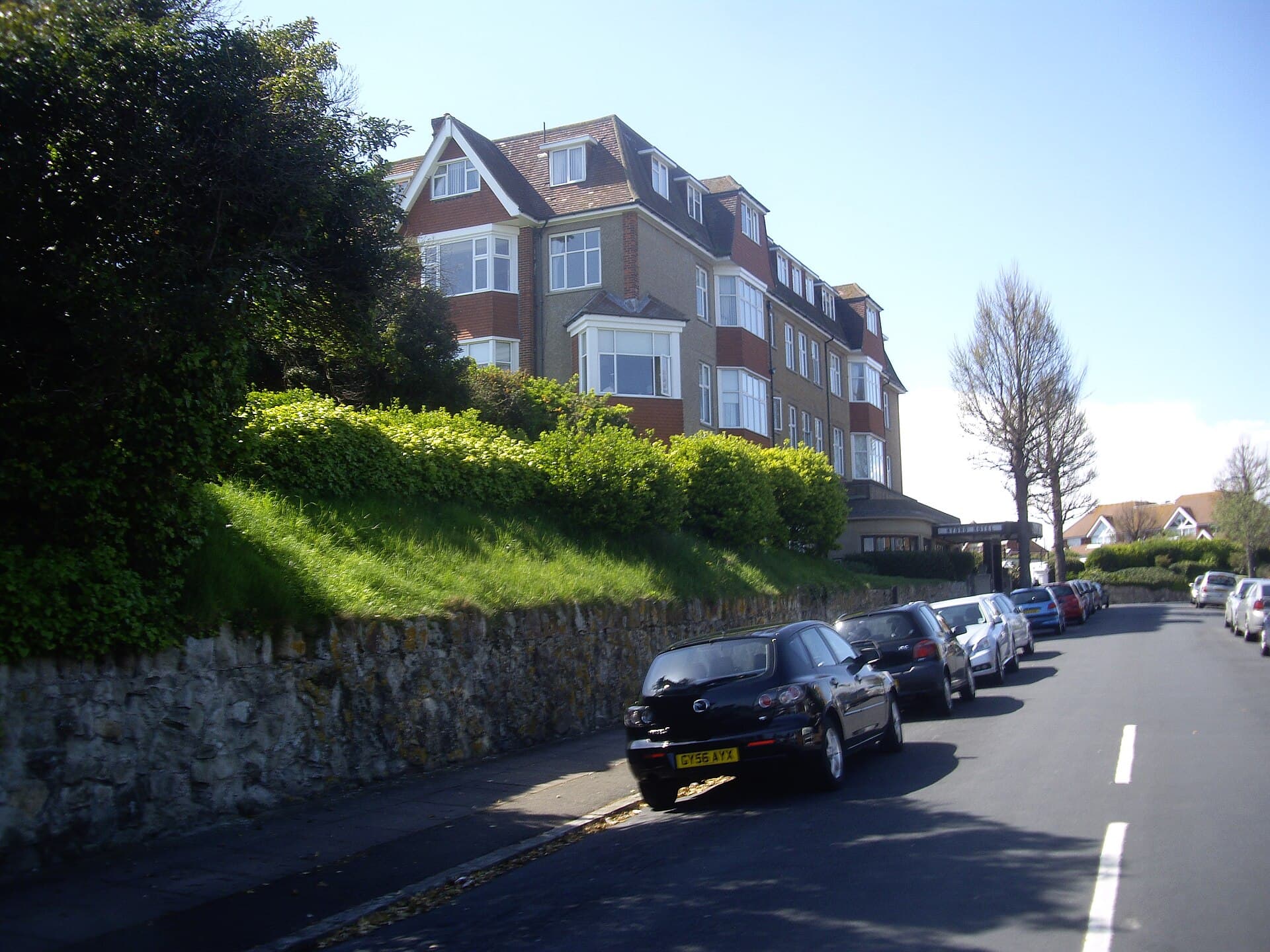 The Hydro Hotel (via Wikimedia Commons, CC BY-SA 2.0)