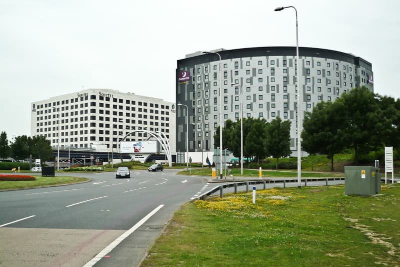 Premier Inn Gatwick North Terminal (via Wikimedia Commons, CC BY-SA 2.0)