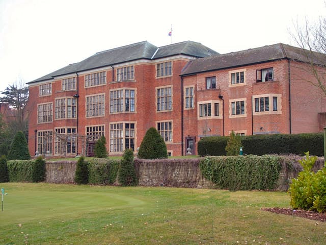 Hanbury Manor (via Wikimedia Commons, CC BY-SA 2.0)