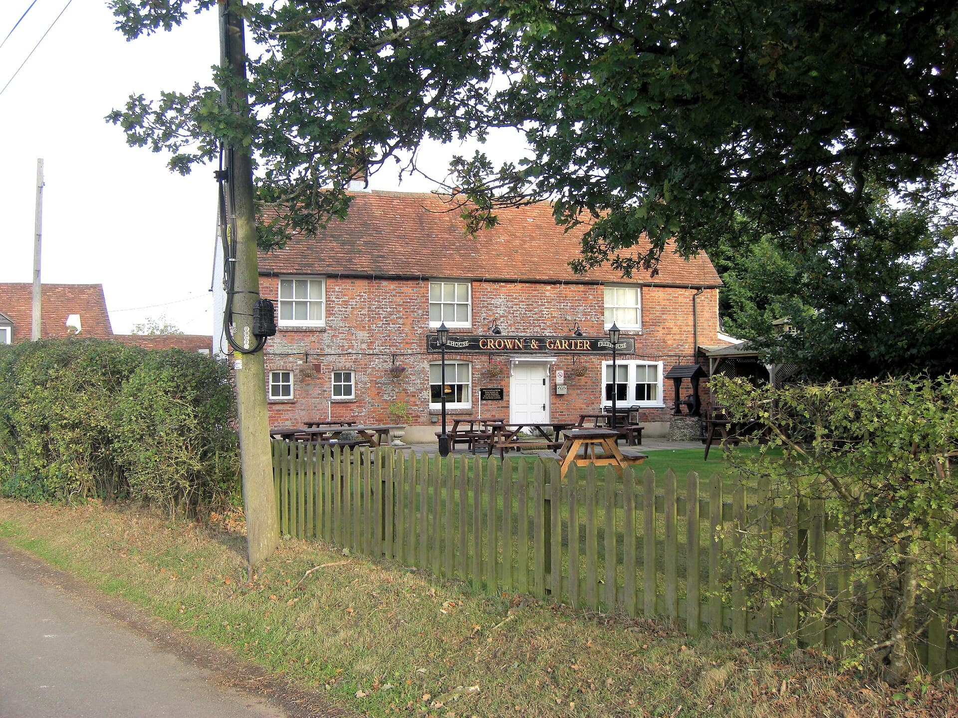 The Crown & Garter (via Wikimedia Commons, CC BY-SA 2.0)