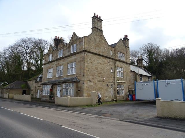 Mostyn Lodge (via Wikimedia Commons, CC BY-SA 2.0)