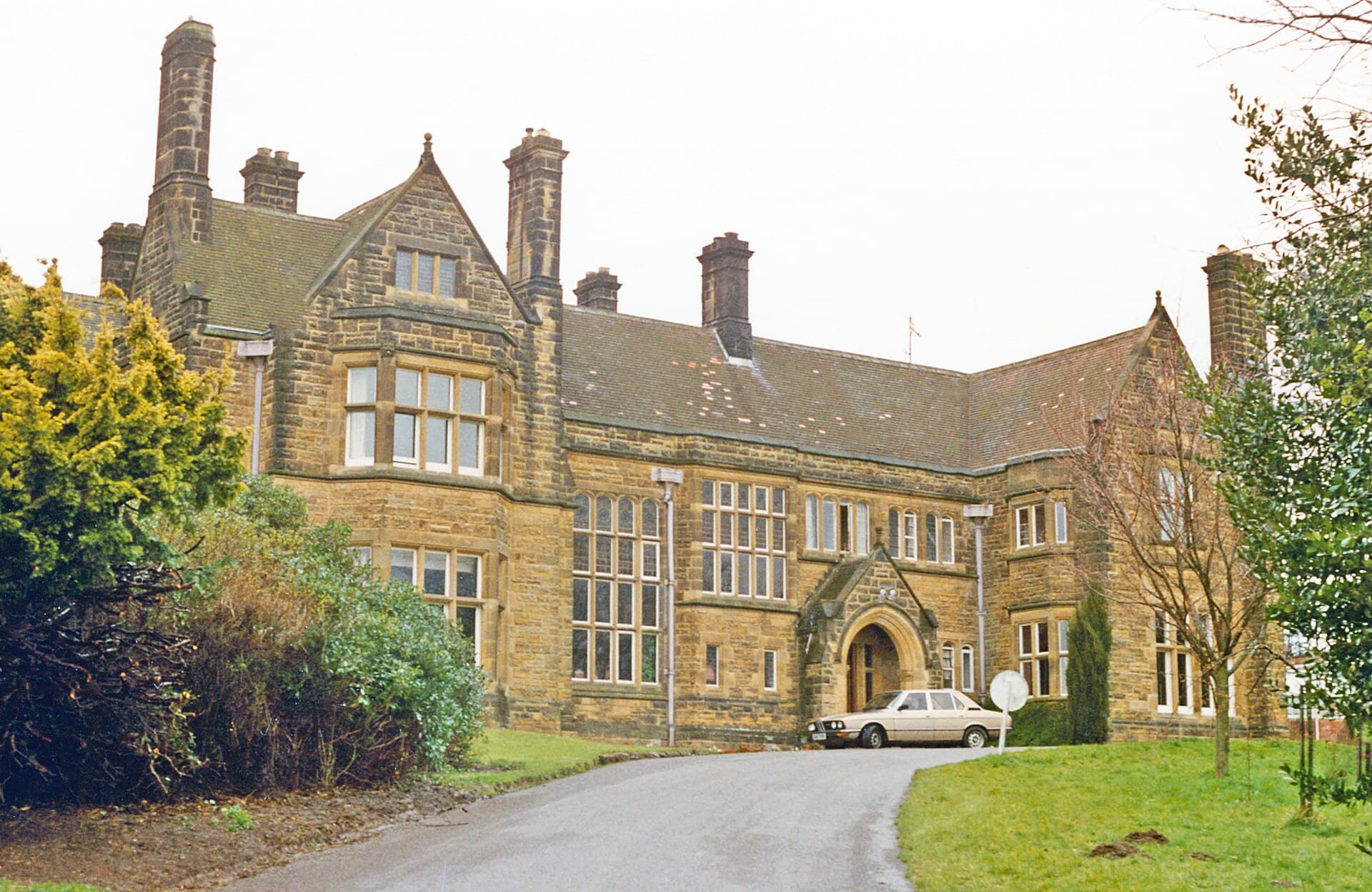 Wrea Head Hall Hotel (via Wikimedia Commons, CC BY-SA 2.0)