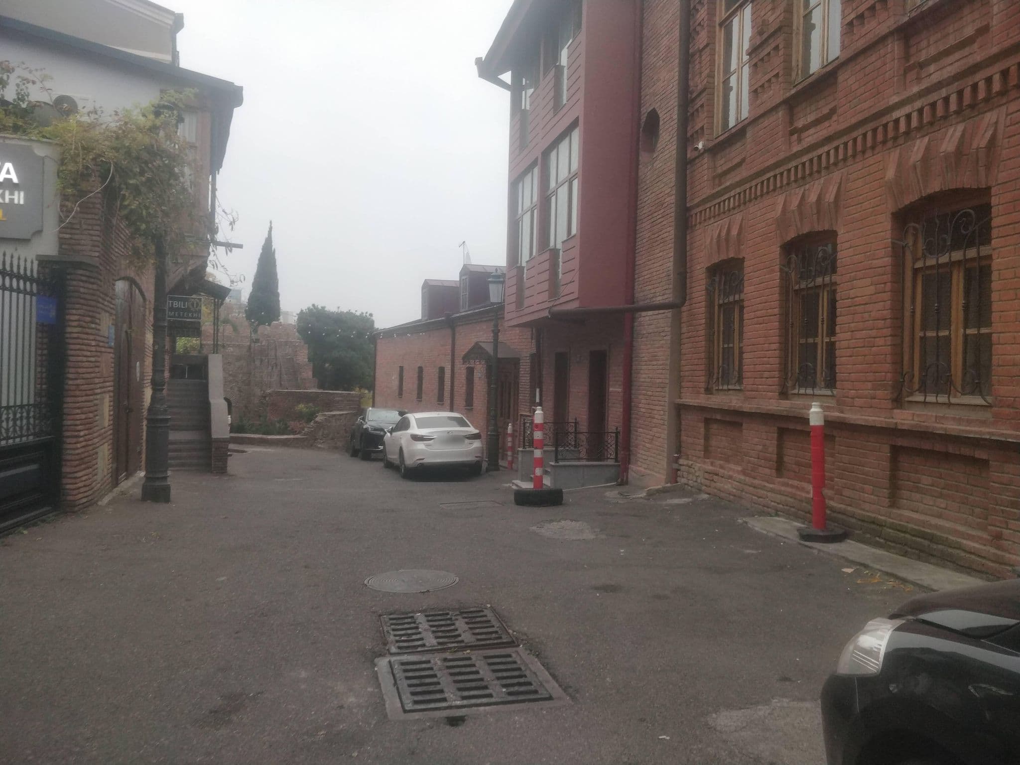 Street view near Tbili Metekhi Boutique Hotel, Tbilisi — © dav23r (CC BY-SA · Mapillary)