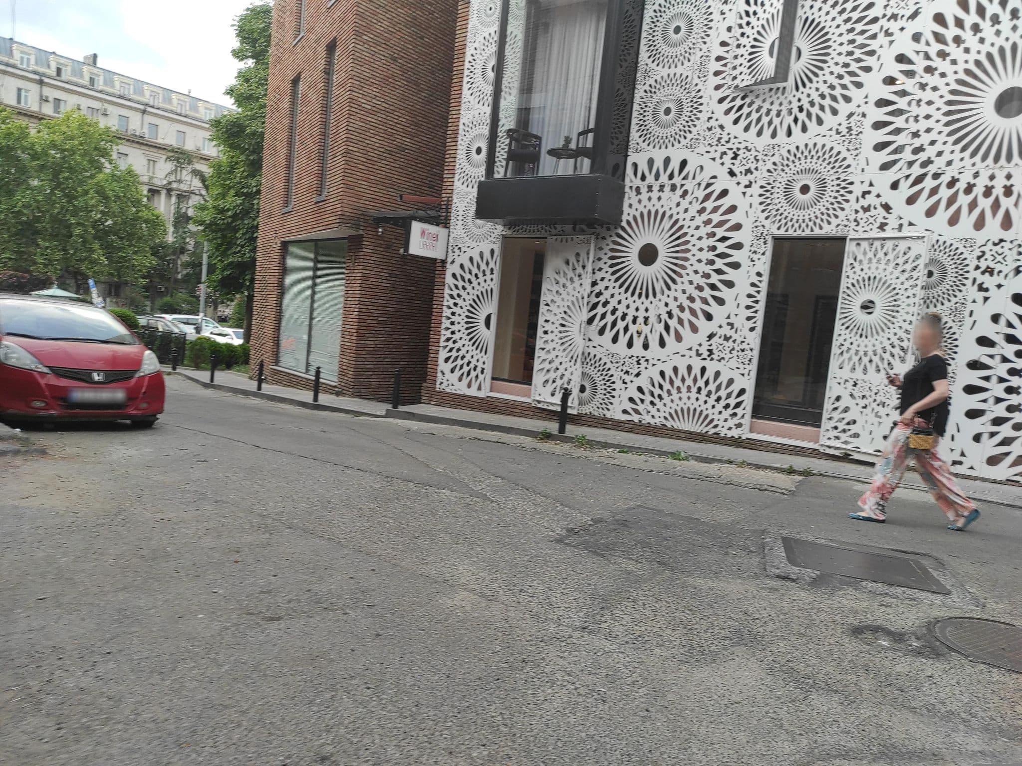 Street view near Griffin Hotel, Tbilisi — © David_Osipov (CC BY-SA · Mapillary)