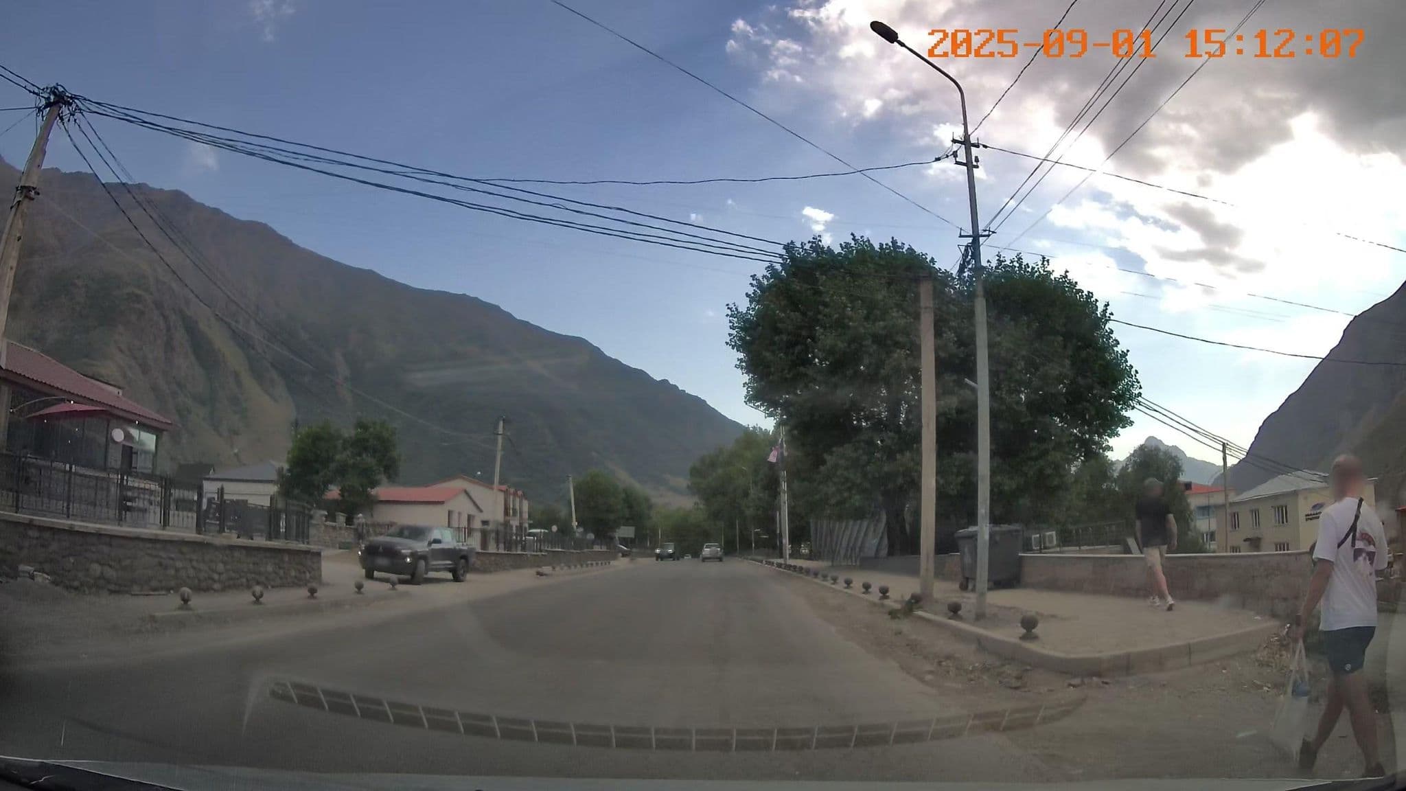 Street view near 8000 ღვინის კედელი, Stepantsminda — © bdgwl (CC BY-SA · Mapillary)