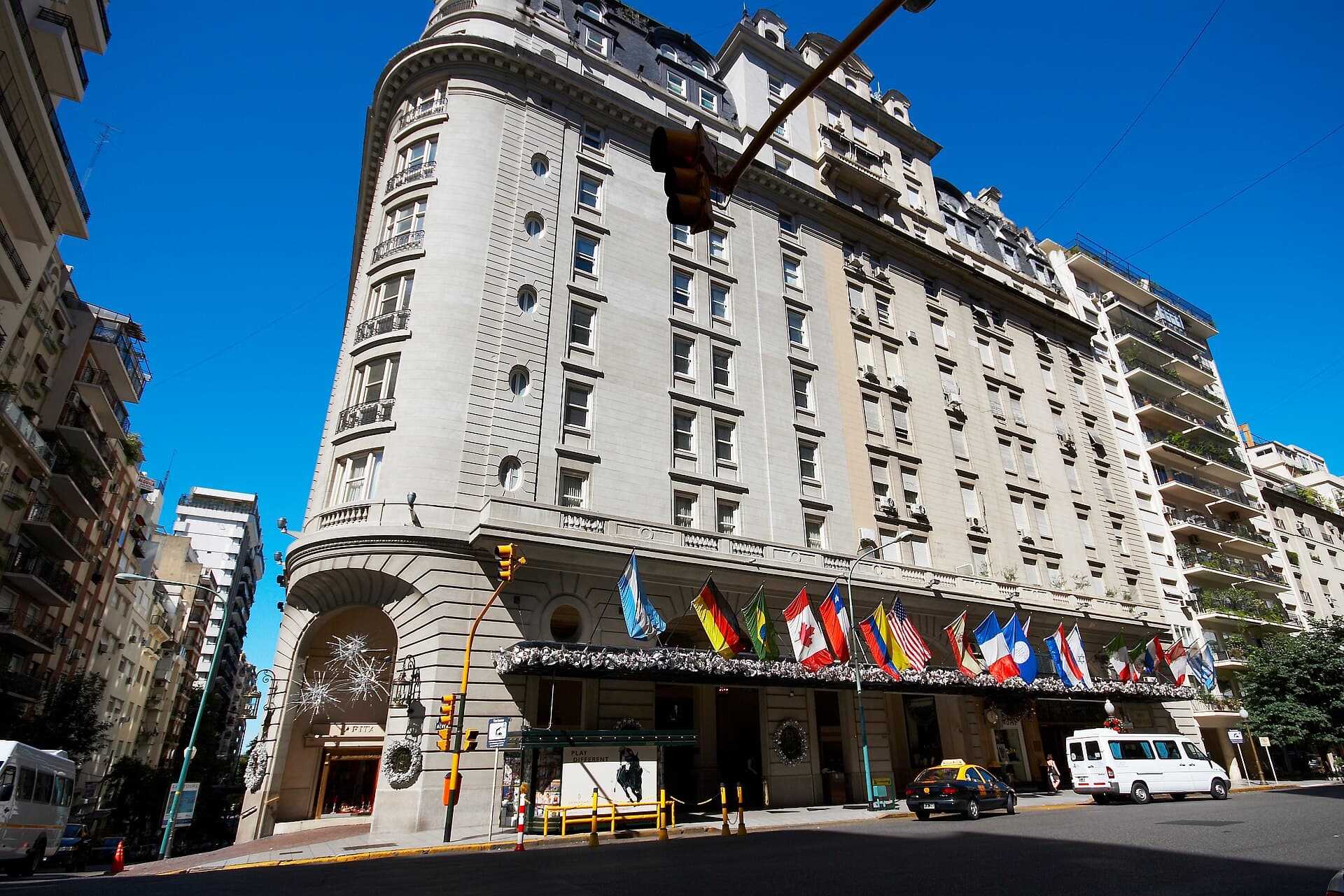 Alvear Palace Hotel (via Wikimedia Commons, CC BY-SA 3.0)