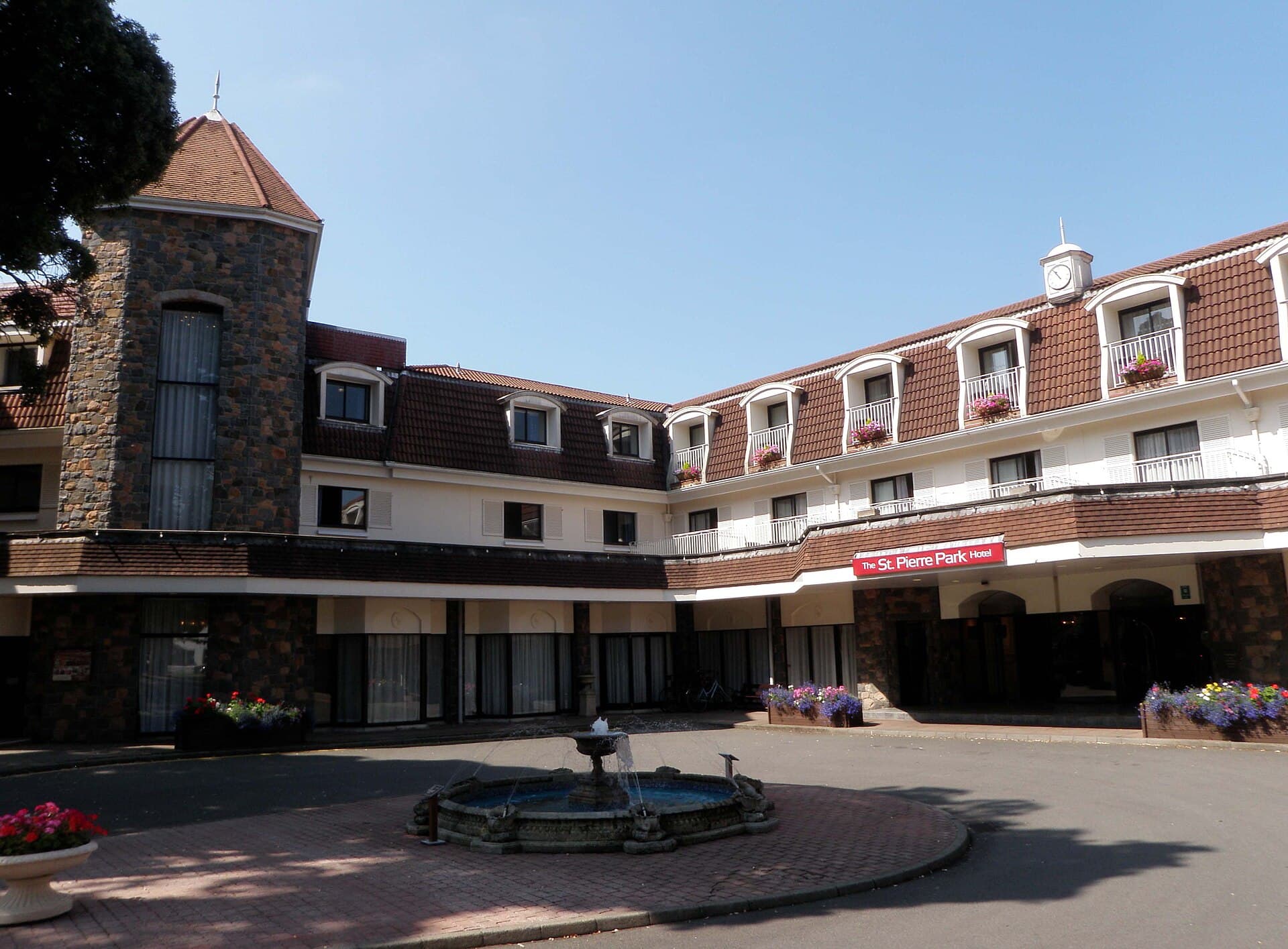 St Pierre Park Hotel (via Wikimedia Commons, CC BY-SA 4.0)