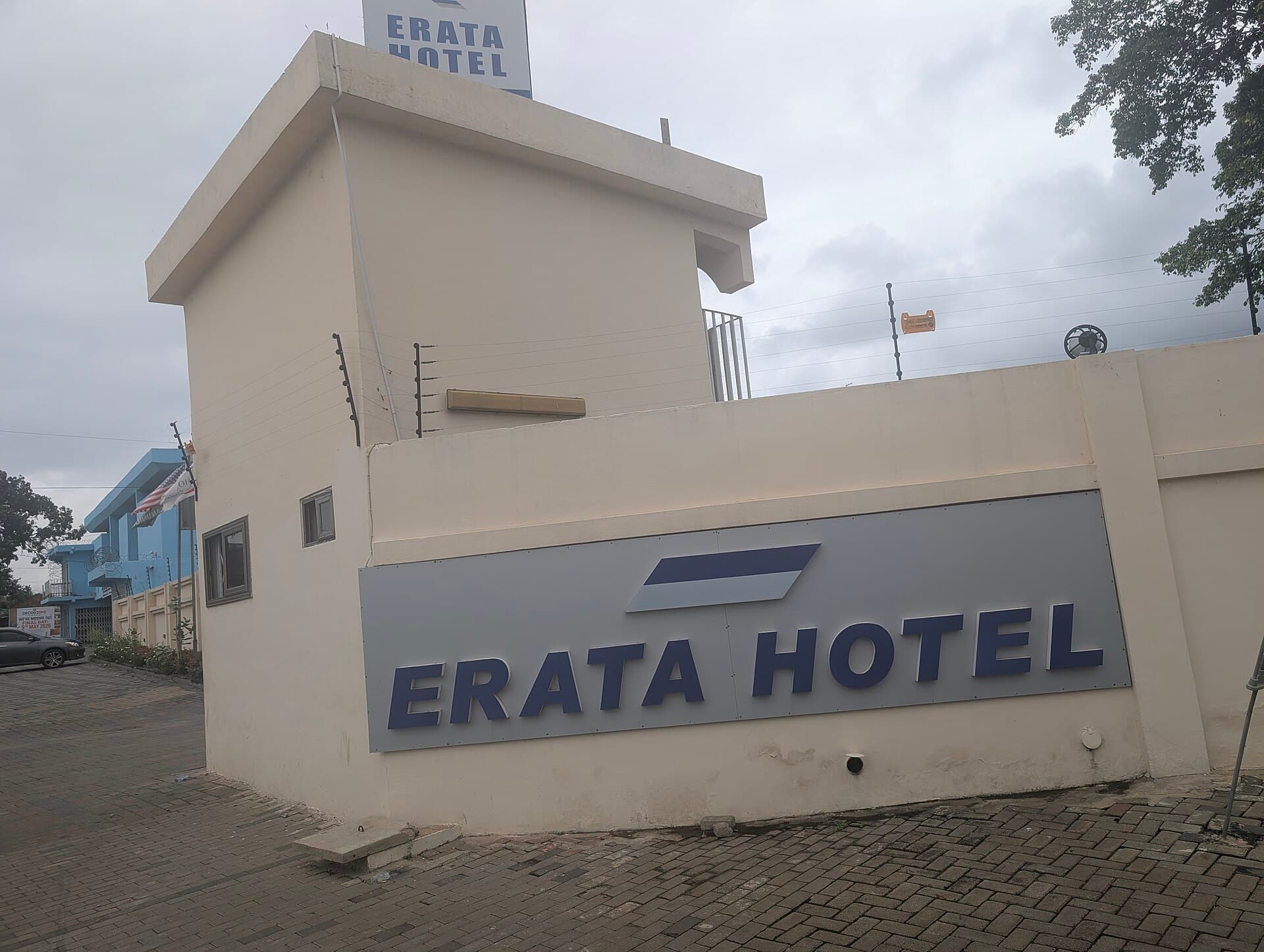 Erata Hotel (via Wikimedia Commons, CC BY-SA 3.0)