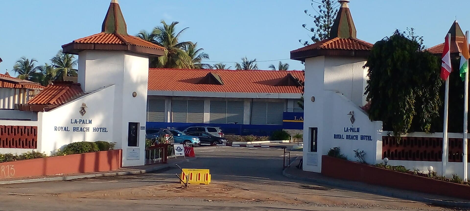 Labadi Beach Hotel (via Wikimedia Commons, CC BY-SA 4.0)