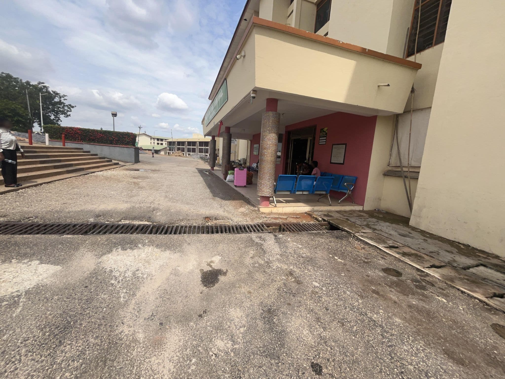 Street view near Nana Afia Kobi Serwaa Ampem II Hall, Kumasi