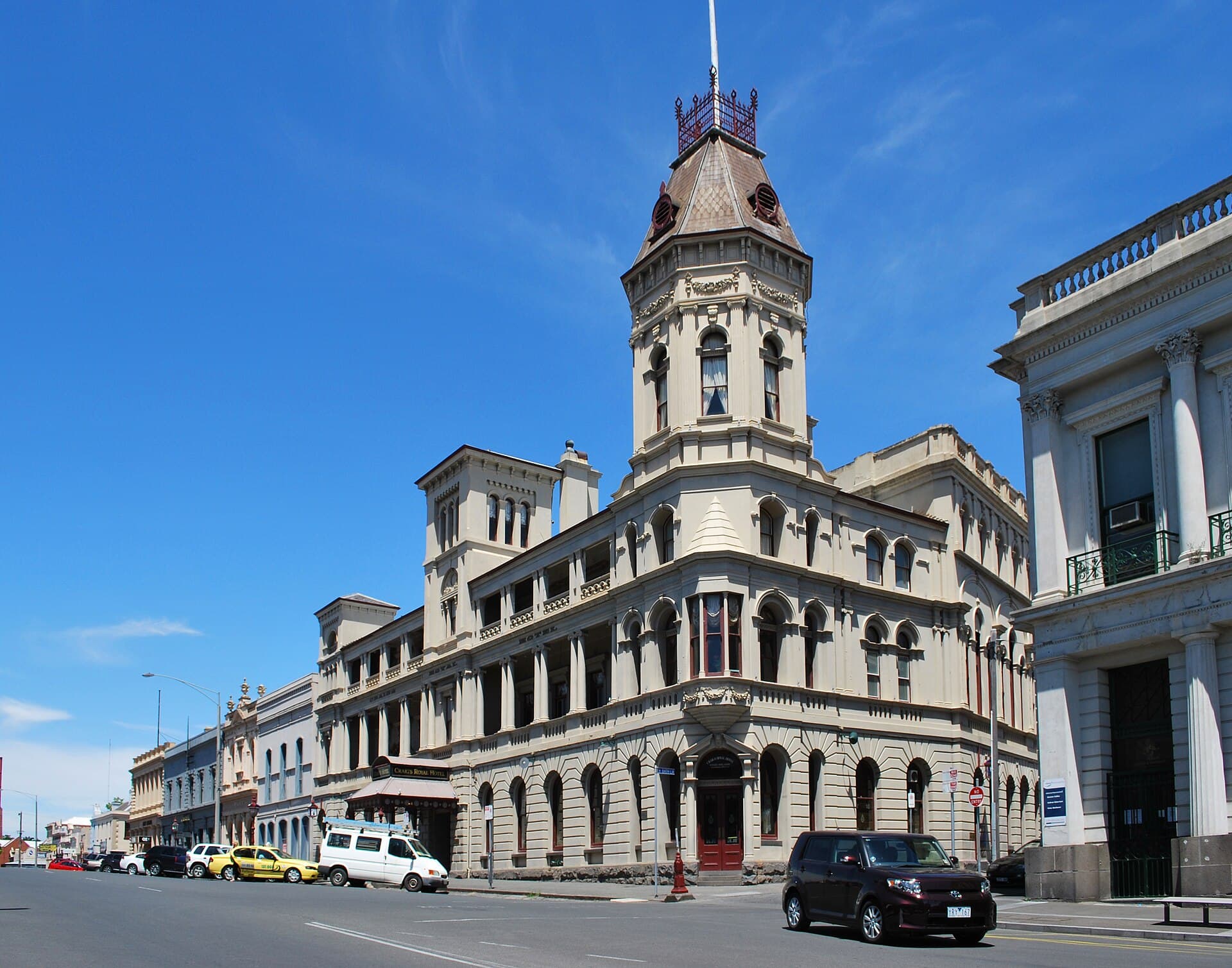 Craig's Royal Hotel (via Wikimedia Commons, CC BY 3.0)