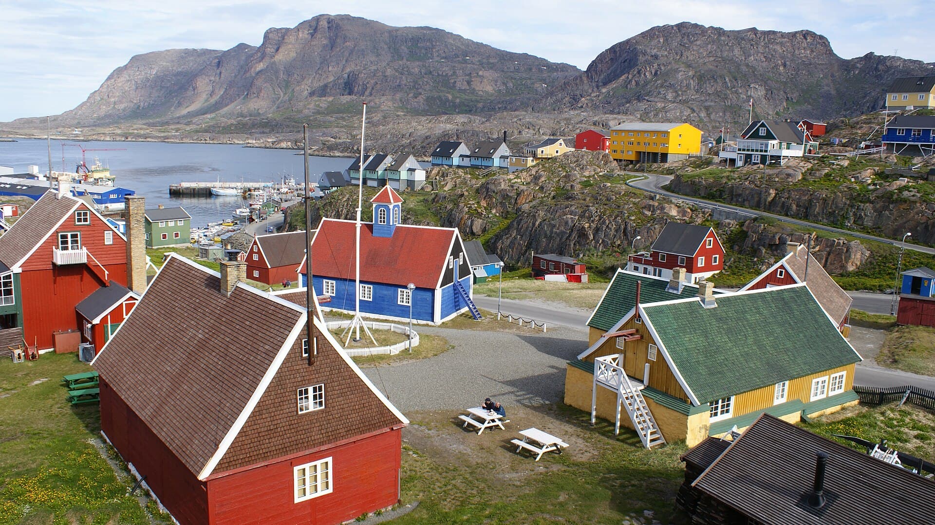 Hotel Sisimiut (via Wikimedia Commons, CC BY-SA 3.0)