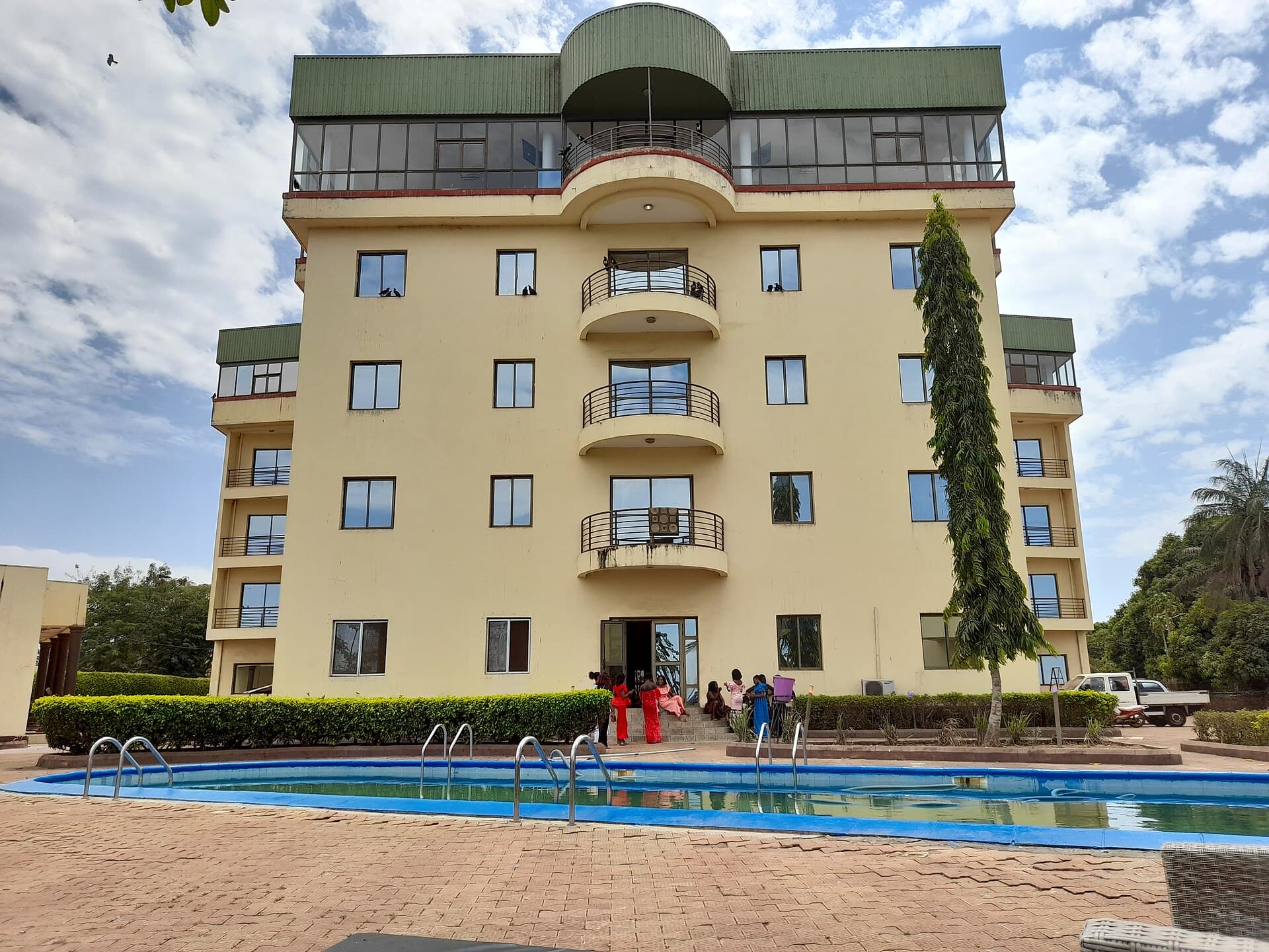 Hôtel Rio Nunez (via Wikimedia Commons, CC BY-SA 4.0)
