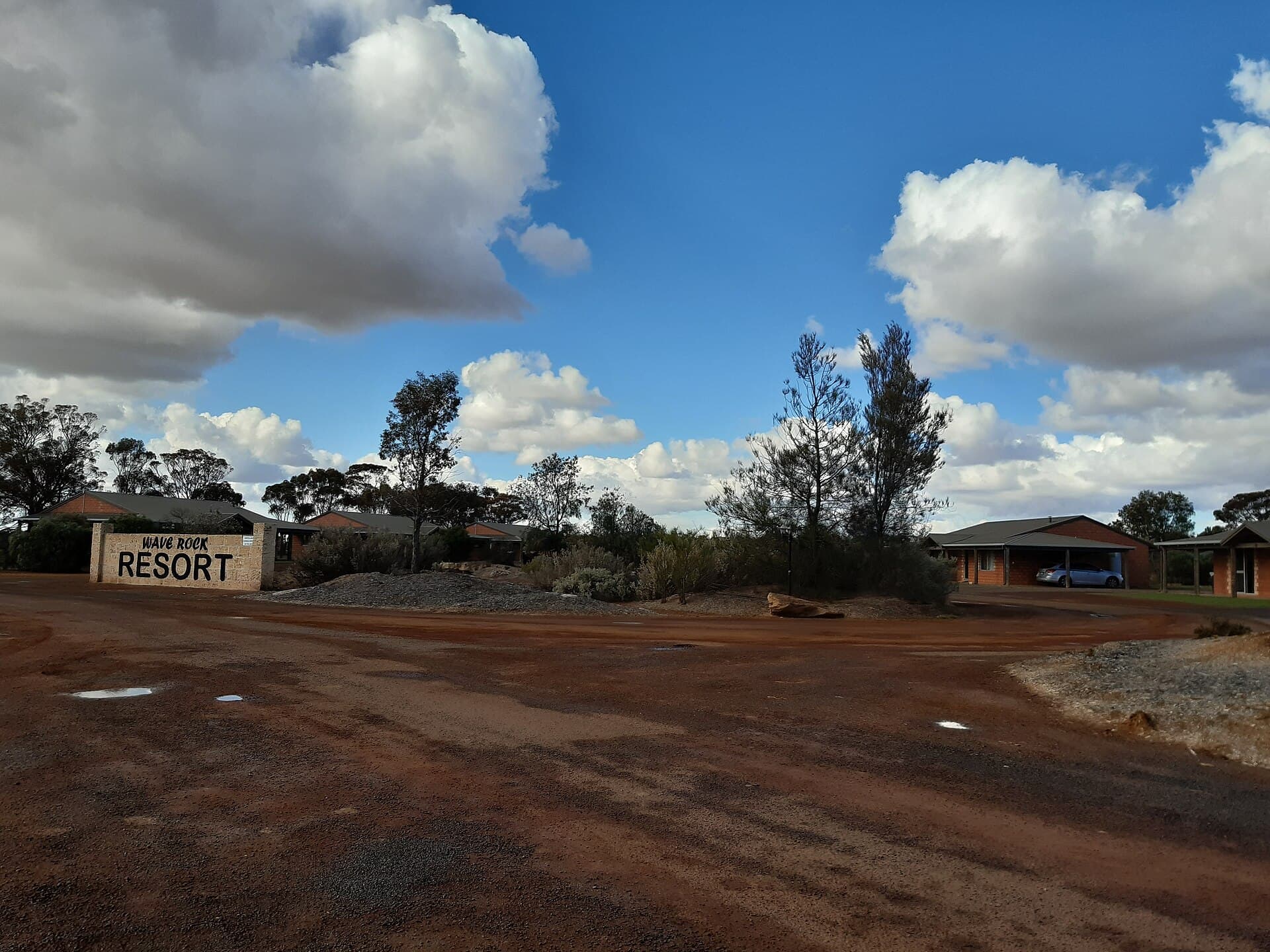 Wave Rock Resort (via Wikimedia Commons, CC BY-SA 4.0)