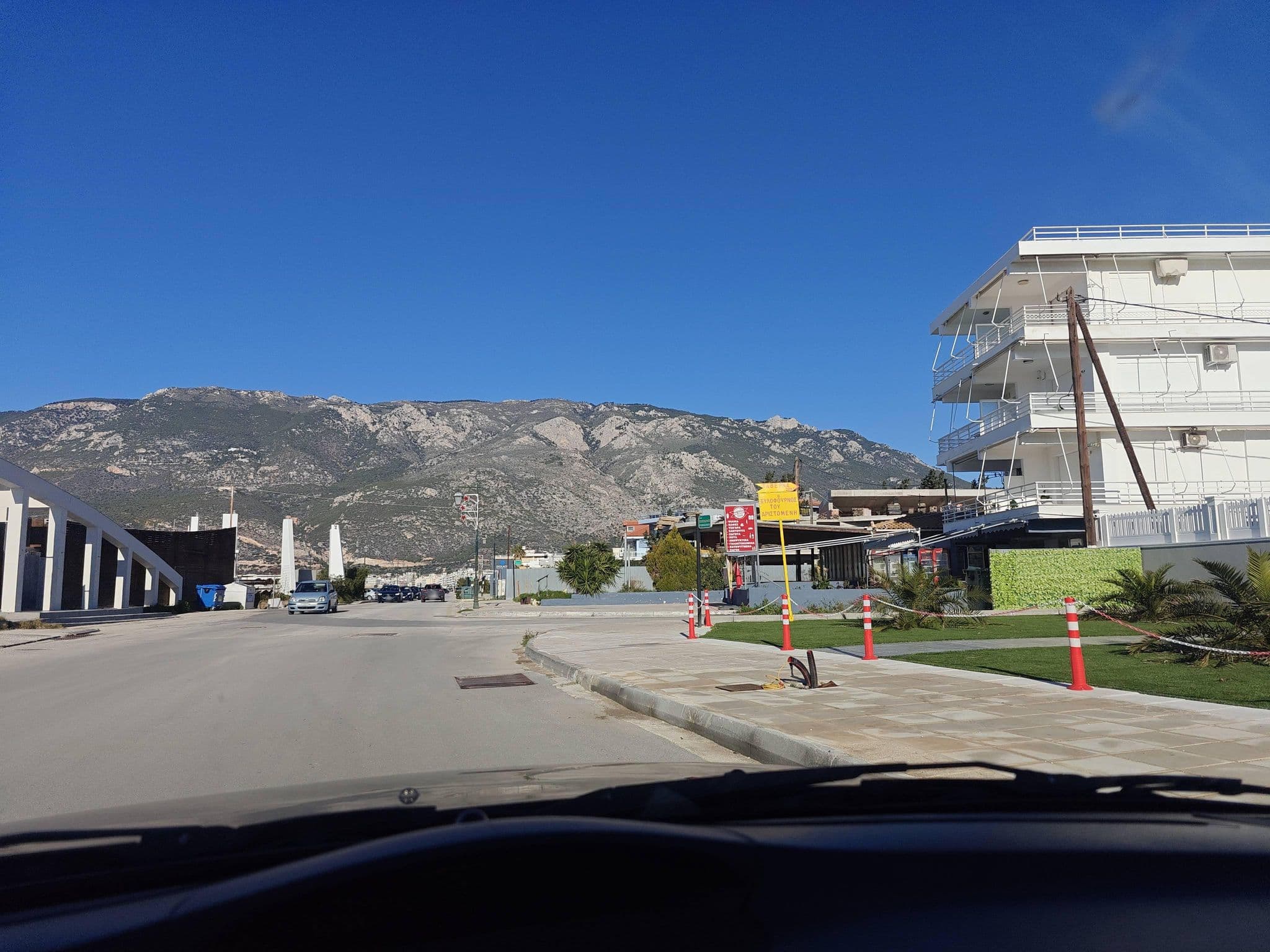 Street view near DIOLKOS STUDIOS, Loutráki — © grkpete (CC BY-SA · Mapillary)