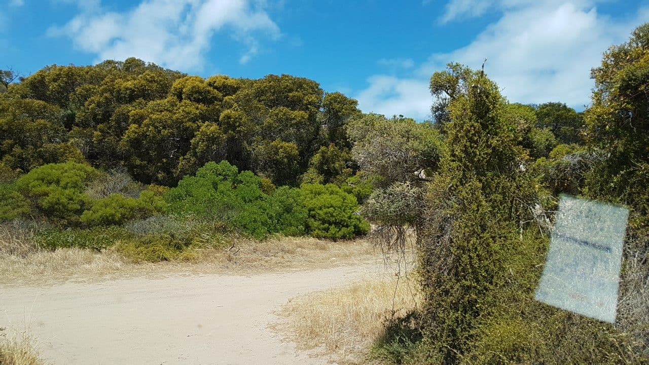 Street view near Fallen Giant, Kingscote — © didz (CC BY-SA · Mapillary)