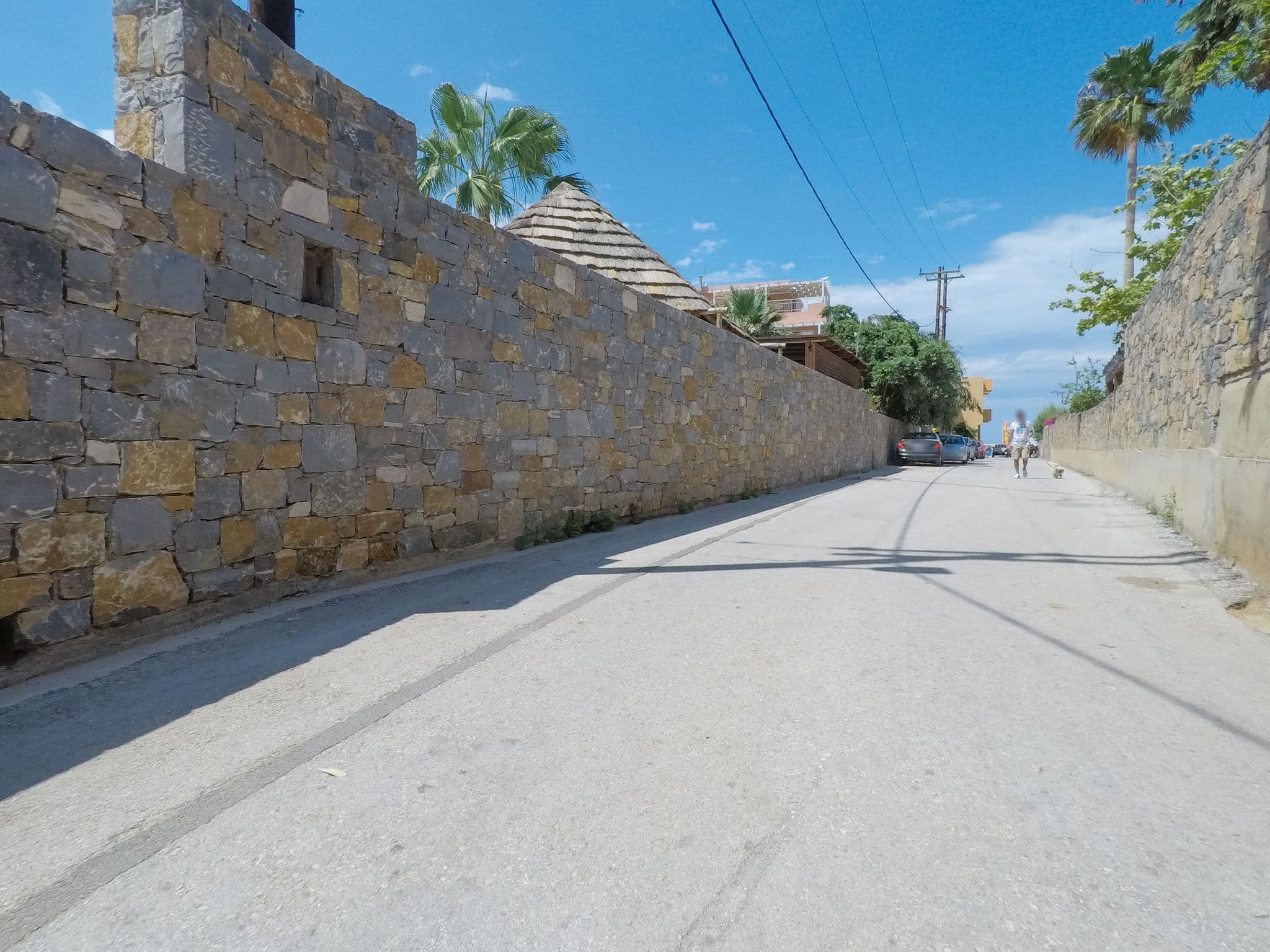 Street view near High Beach, Mália — © esario (CC BY-SA · Mapillary)