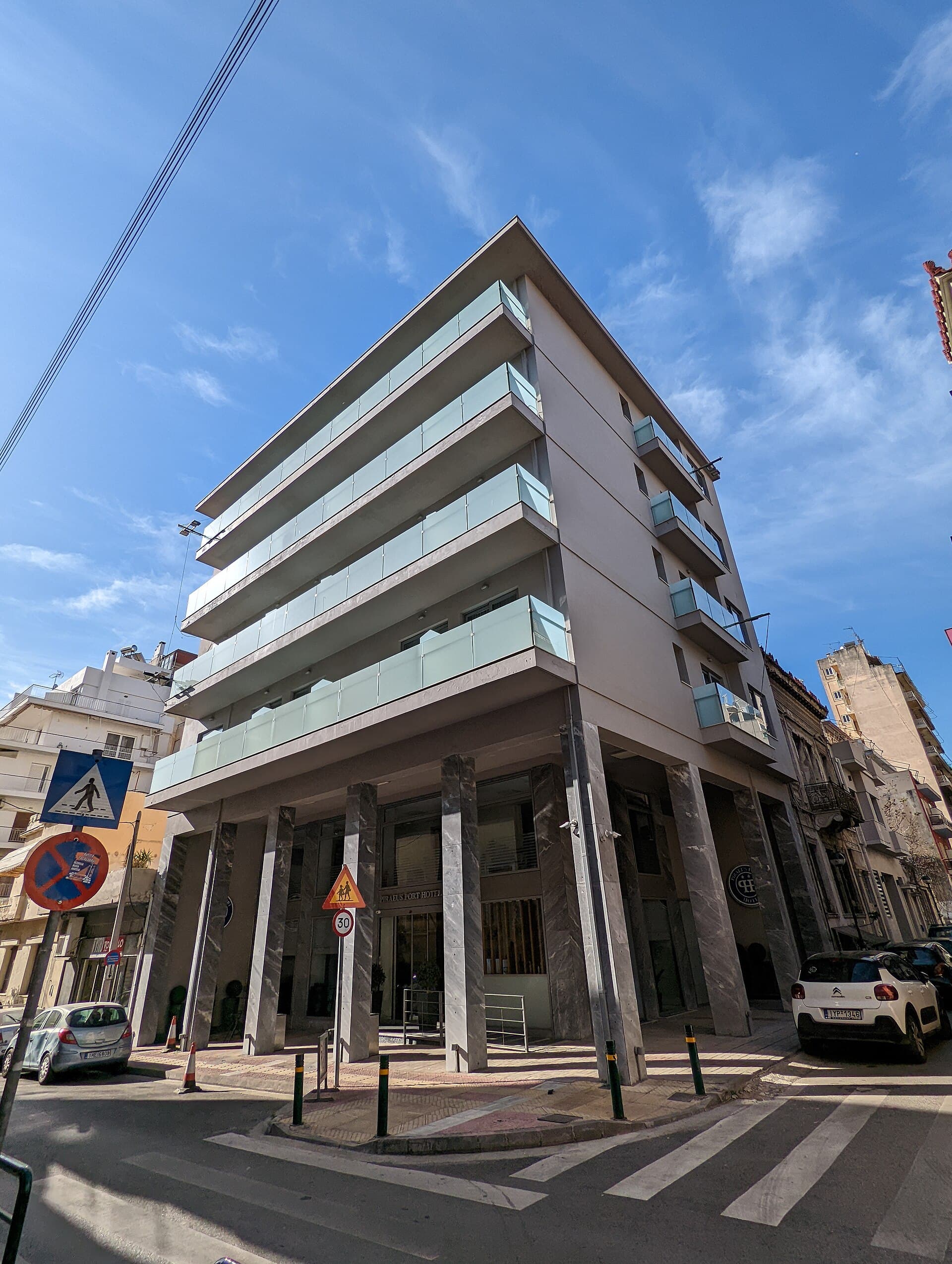 Piraeus Port Hotel (via Wikimedia Commons, CC BY-SA 3.0)