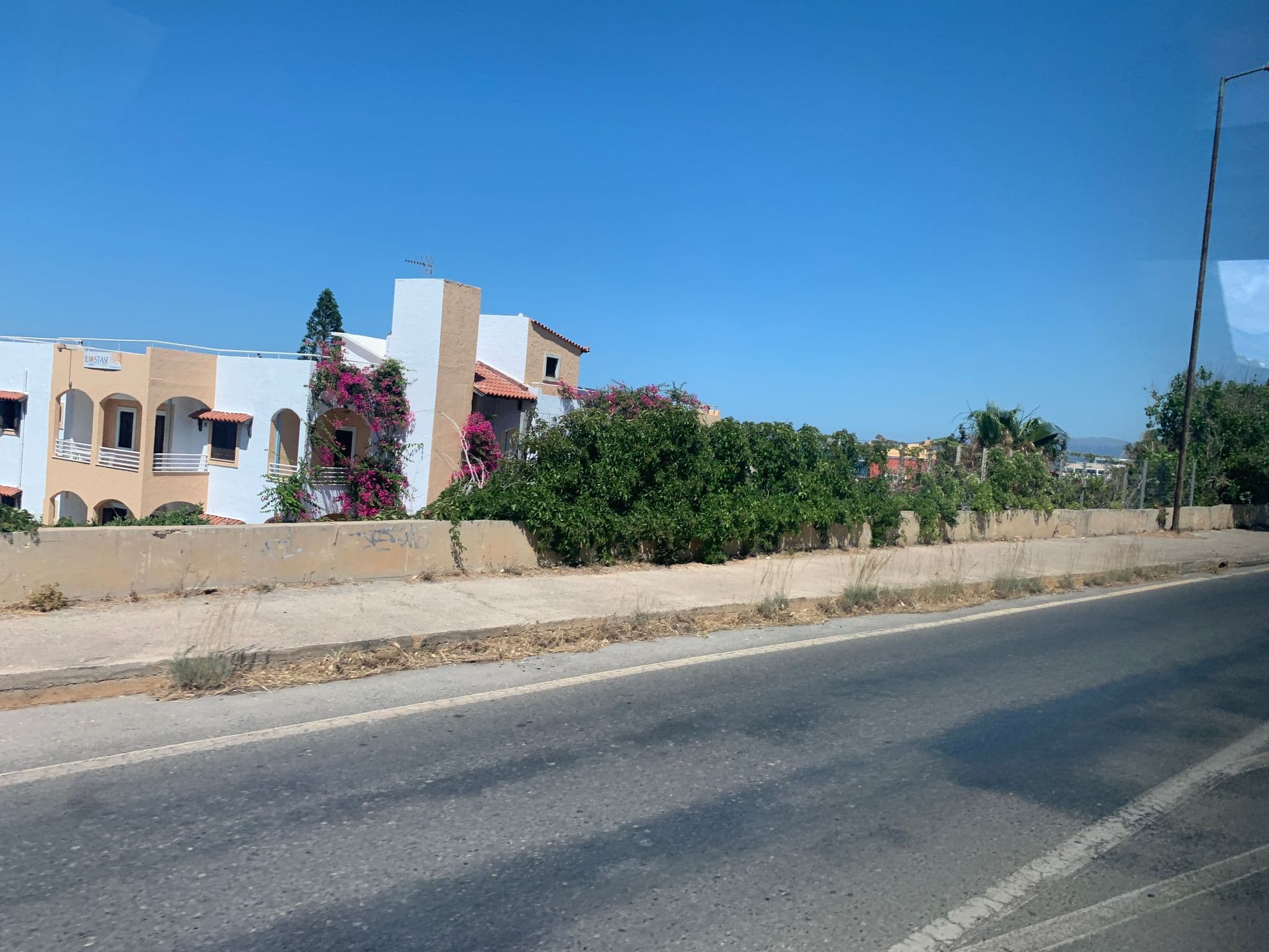 Street view near Iliostasi Beach Apartments, Stalís — © chicc0 (CC BY-SA · Mapillary)
