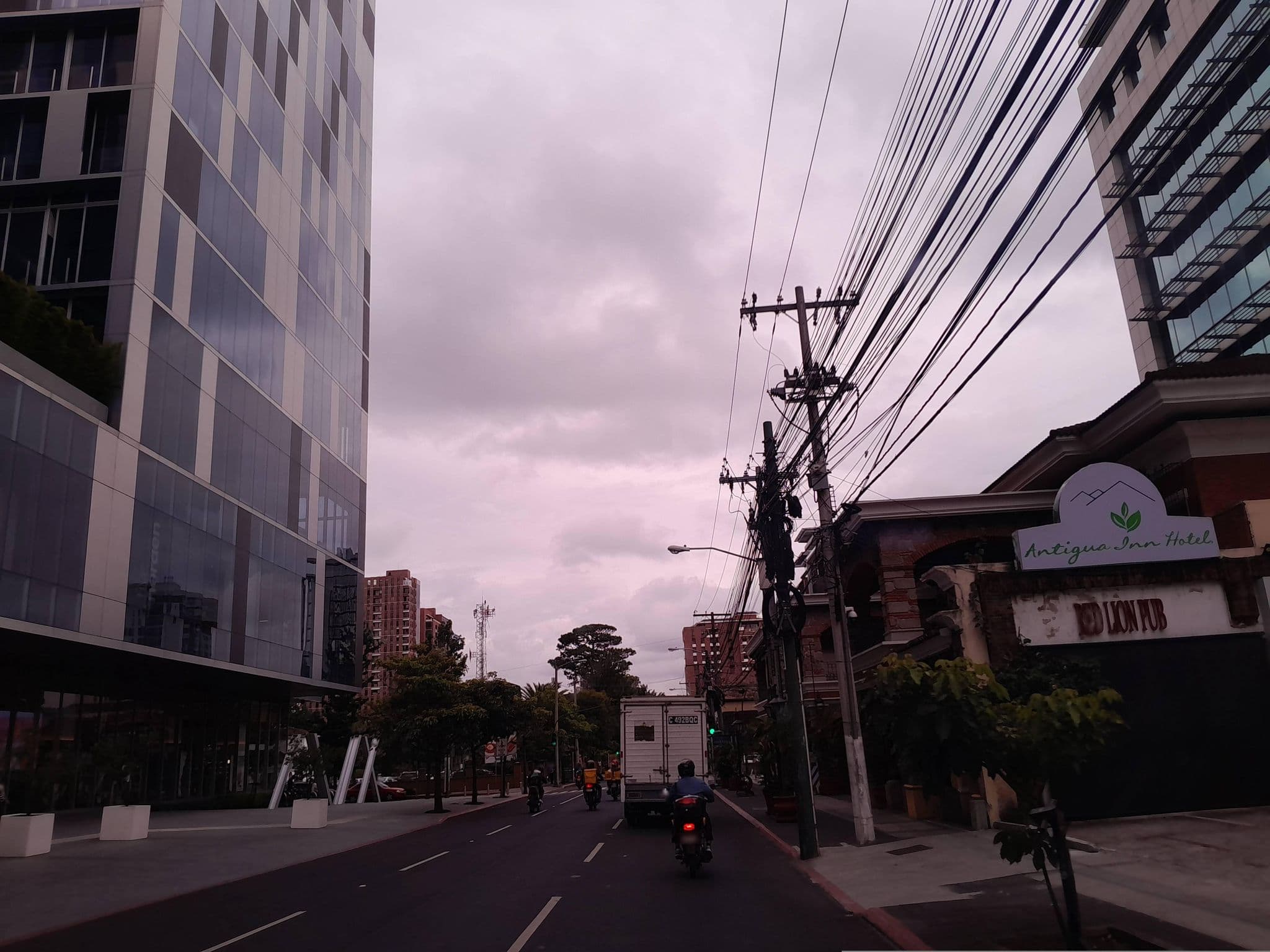 Street view near Days Inn Hotel & Suites, Santa Catarina Pinula — © ing_telefono_1 (CC BY-SA · Mapillary)