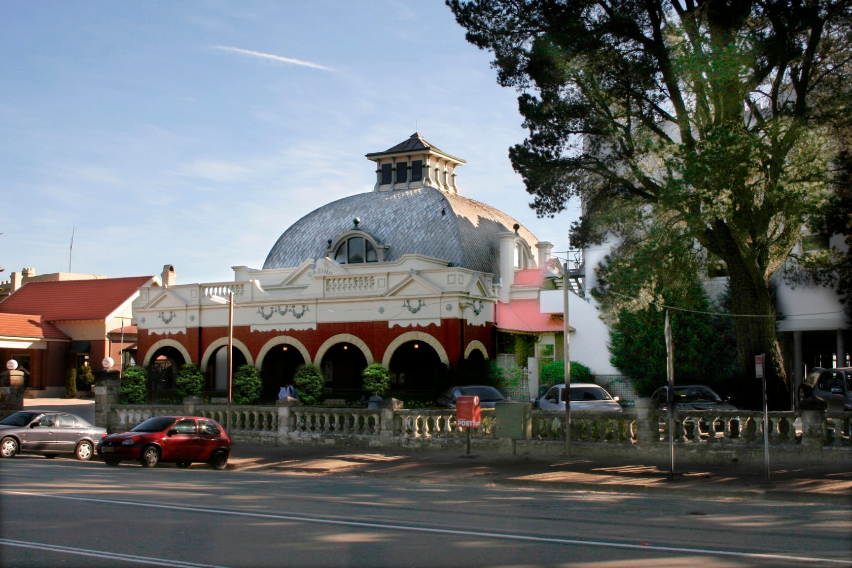 The Hydro Hotel (via Wikimedia Commons, CC BY-SA 3.0)